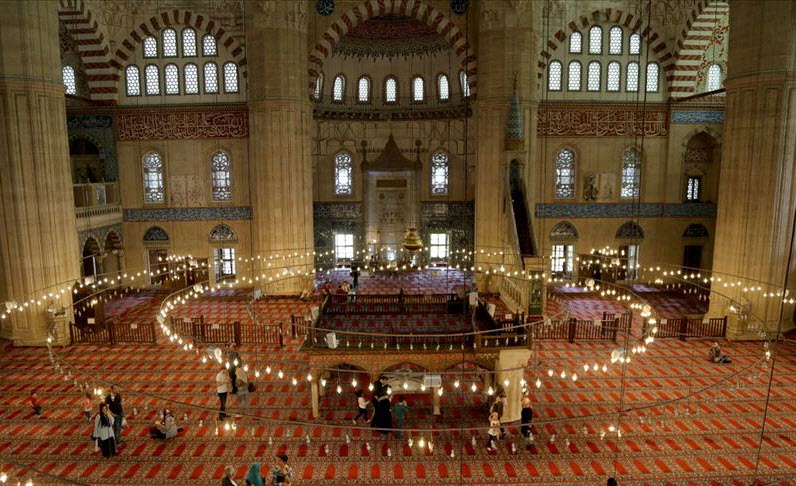 مسجد «السليمية» في تركيا يتزين لاستقبال ضيوفه في «رمضان»